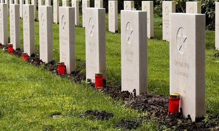 Kaarsjes aansteken voor oorlogsslachtoffers tijdens kerst.