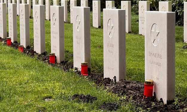 Kaarsjes aansteken voor oorlogsslachtoffers tijdens kerst.