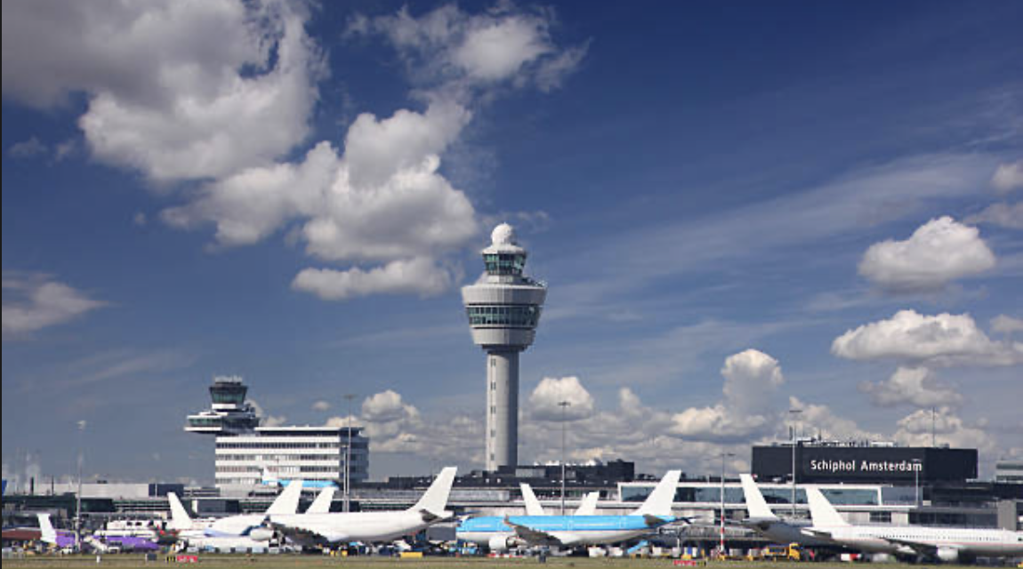 “dubbel zo veel werk met de helft van de werknemers” Horecabaas over chaos op Schiphol tijdens sneeuwstorm
