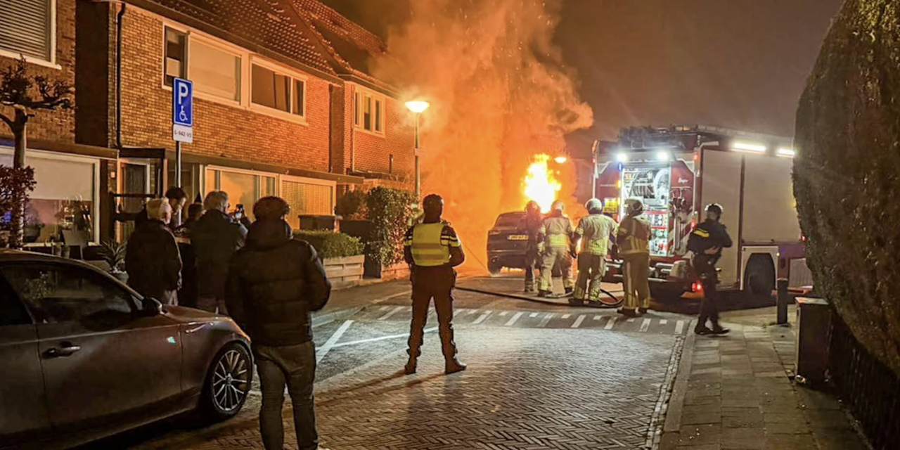 Autobrand door vuurwerk zet veiligheid in woonwijk op de kaart