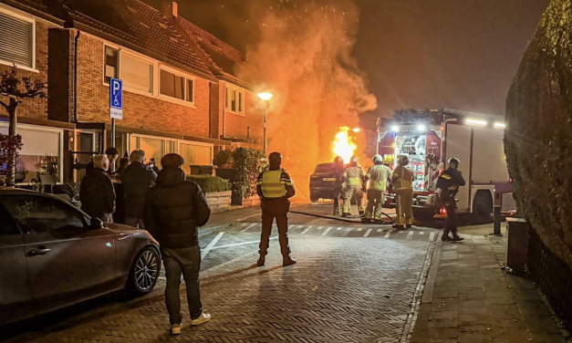 Autobrand door vuurwerk zet veiligheid in woonwijk op de kaart