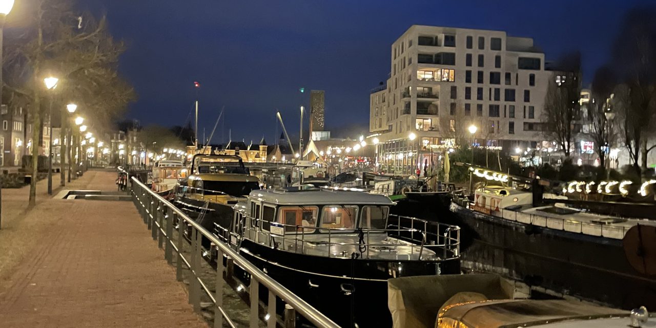 De winter aan boord op een schip bij het Eemplein