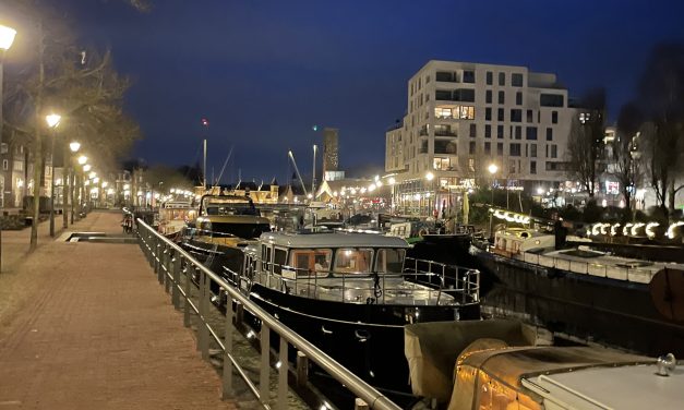 De winter aan boord op een schip bij het Eemplein