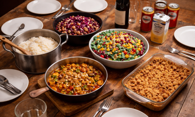 Eten verbindt tijdens potluck van Extinction Rebellion Amersfoort