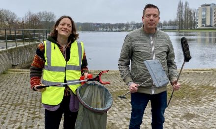 Vrijwilligers ruimen zwerfafval op in Kattenbroek tijdens Landelijke Opschoondag