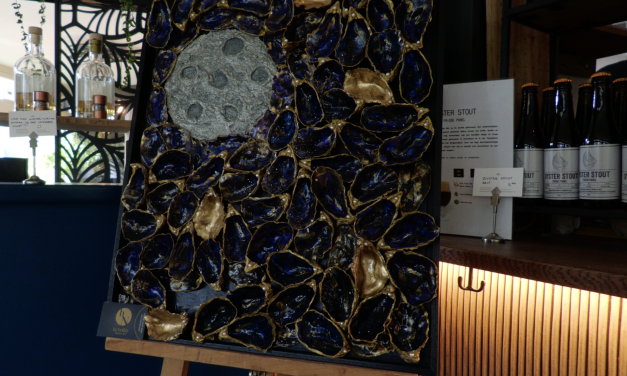 Amersfoortse kunstenares maakt kunst van oesterschelpen