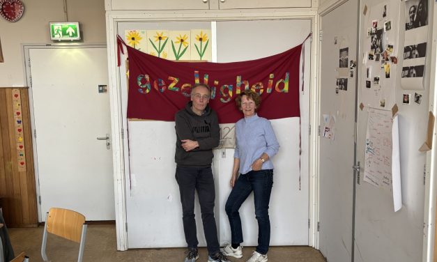 Vrijwillig taalles in AZC Amersfoort: ‘Als ze hier een ochtend gelachen hebben is dat al winst’