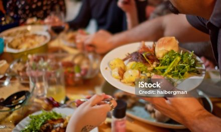 Eten verbindt tijdens potluck van Extinction Rebellion Amersfoort