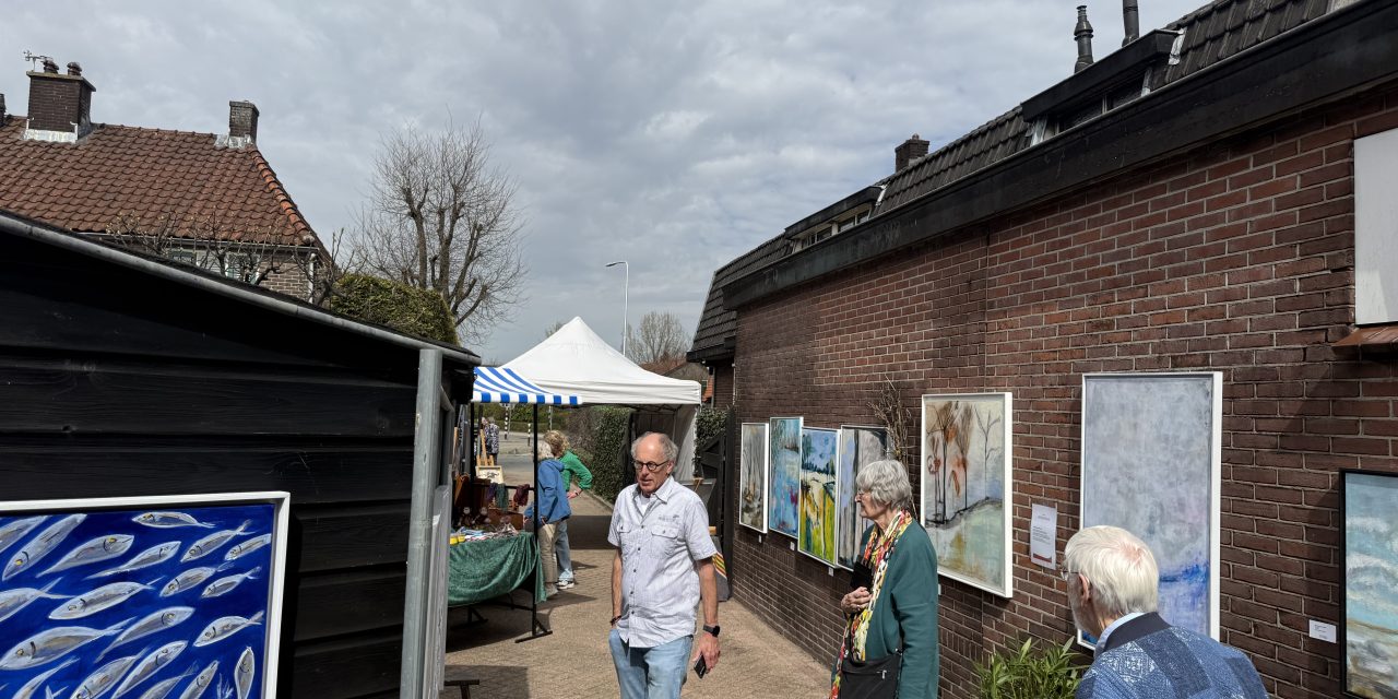 Kunst en hoop op het Smalletjespad: expositie van RietjeArt trekt bezoekers naar huisatelier