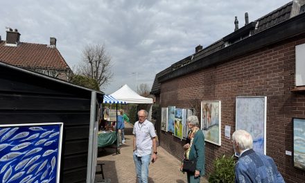Kunst en hoop op het Smalletjespad: expositie van RietjeArt trekt bezoekers naar huisatelier