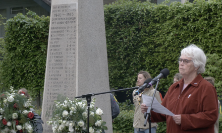 Henny Rouwhorst houdt geschiedenis levend tijdens de 4 mei herdenking in Hoogland