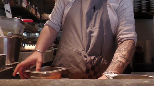 Het gezicht achter het eten; Nick vertelt over zijn liefde voor koken en het werk in de keuken