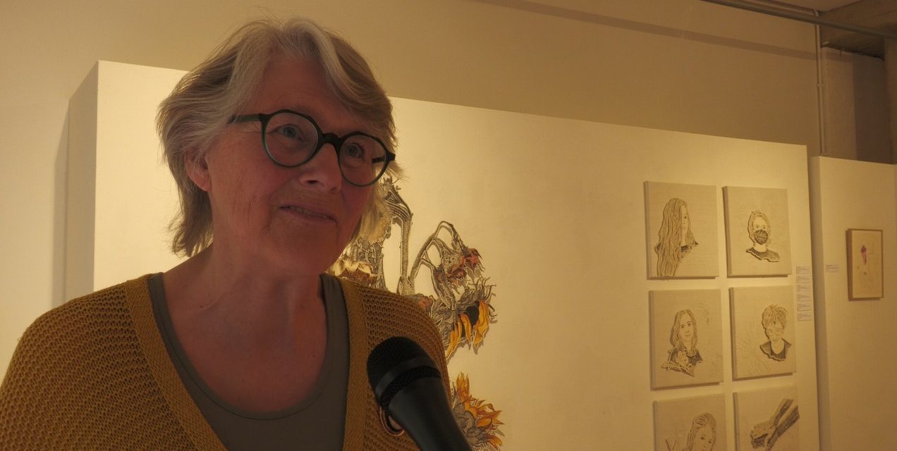 De lezing van textielkunstenares Irma Frijlink bij Galerie de Ploegh: ‘Mijn boodschap: Kijk niet weg!’