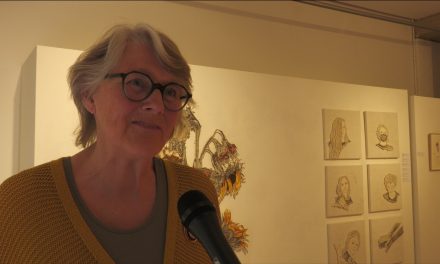 De lezing van textielkunstenares Irma Frijlink bij Galerie de Ploegh: ‘Mijn boodschap: Kijk niet weg!’