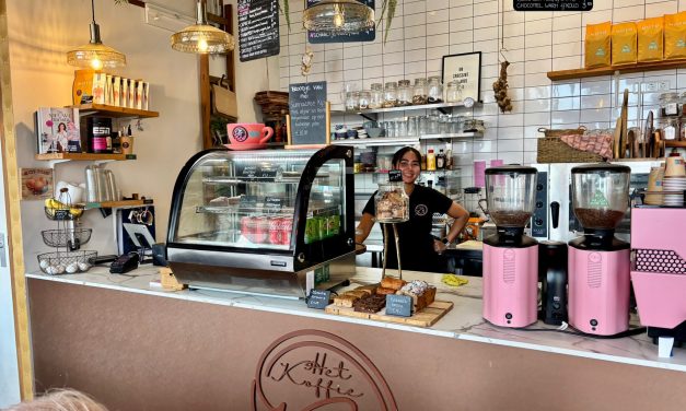 Nieuwe eigenaren van Koffie KV in Vathorst: ‘We wisten allebei niet hoe we koffie moesten zetten’