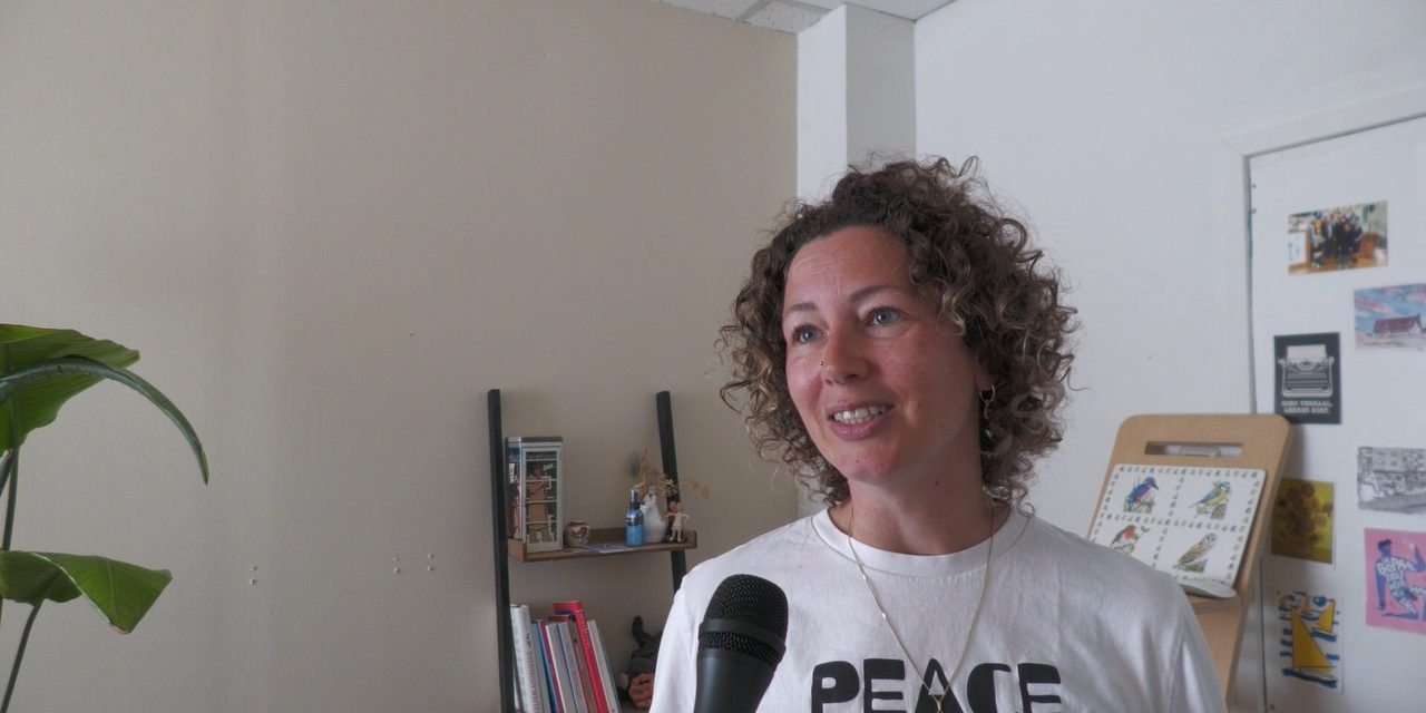 De maatschappelijke taak van Amersfoortse schrijfster Dagmar Holtman: ‘Wat minder zichtbaar is, meer zichtbaar te maken.’