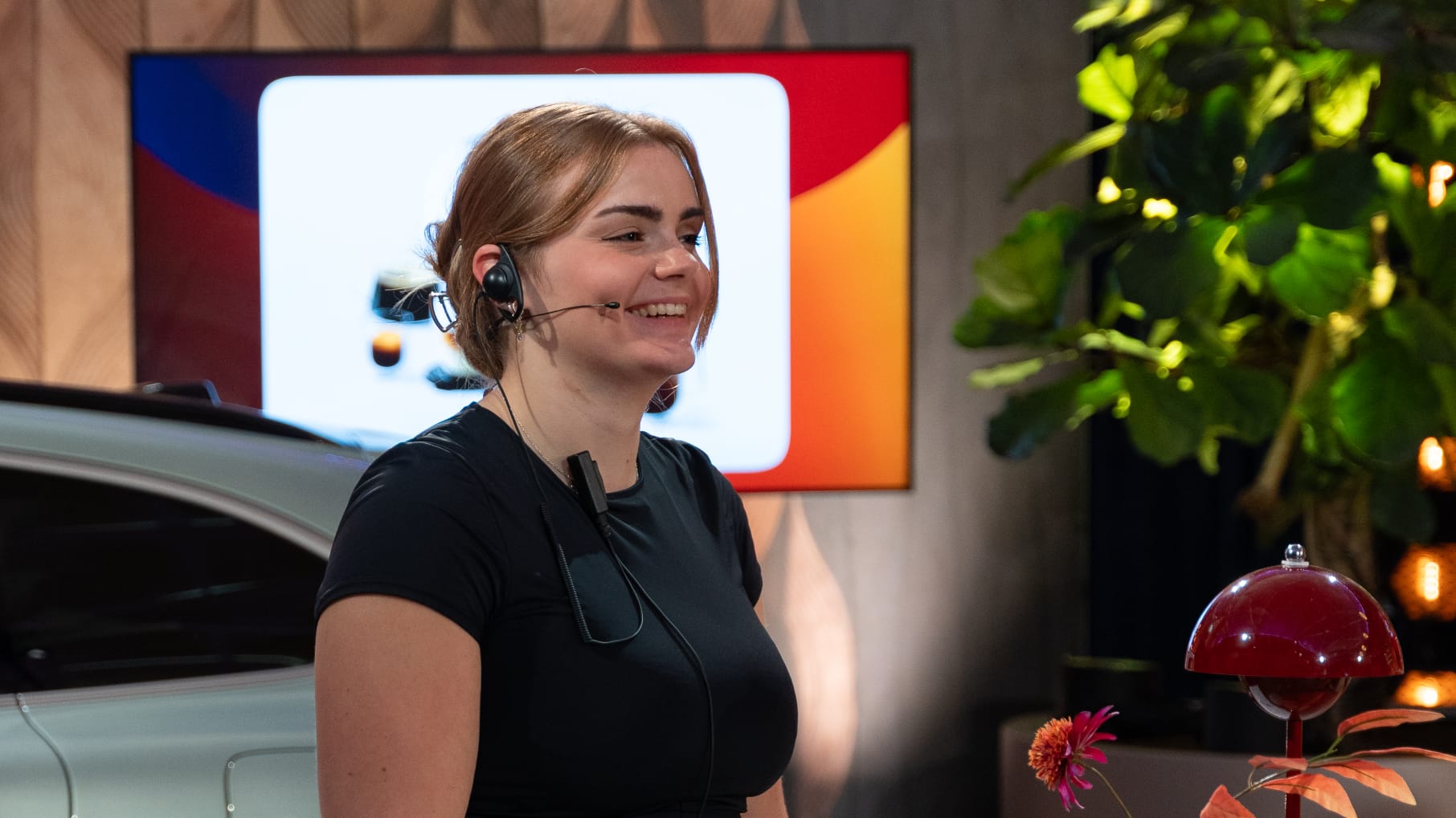 Anna van den Hazel tijdens een televisieproductie