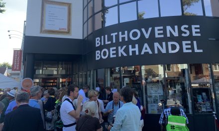 Bilthovense Boekhandel officieel geopend door schrijver Ronald Giphart