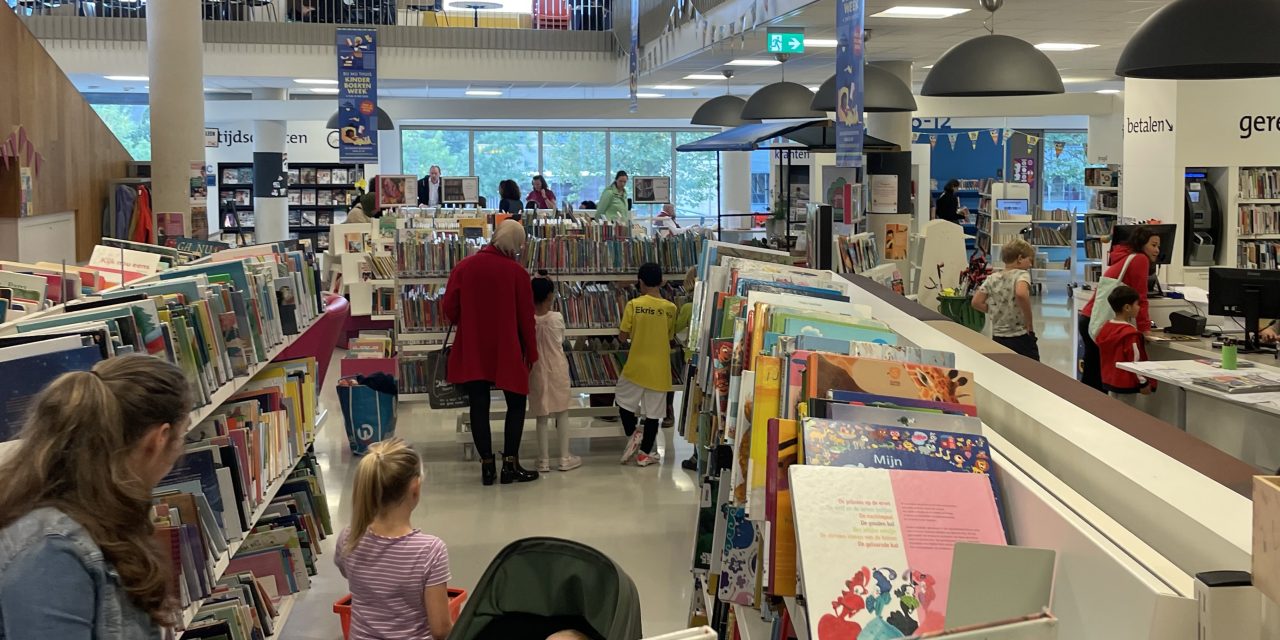 Kinderboekenweek wordt ook in bibliotheek Idea in Bilthoven gevierd: ‘Ik noem het ook wel het feest van de boeken’ 