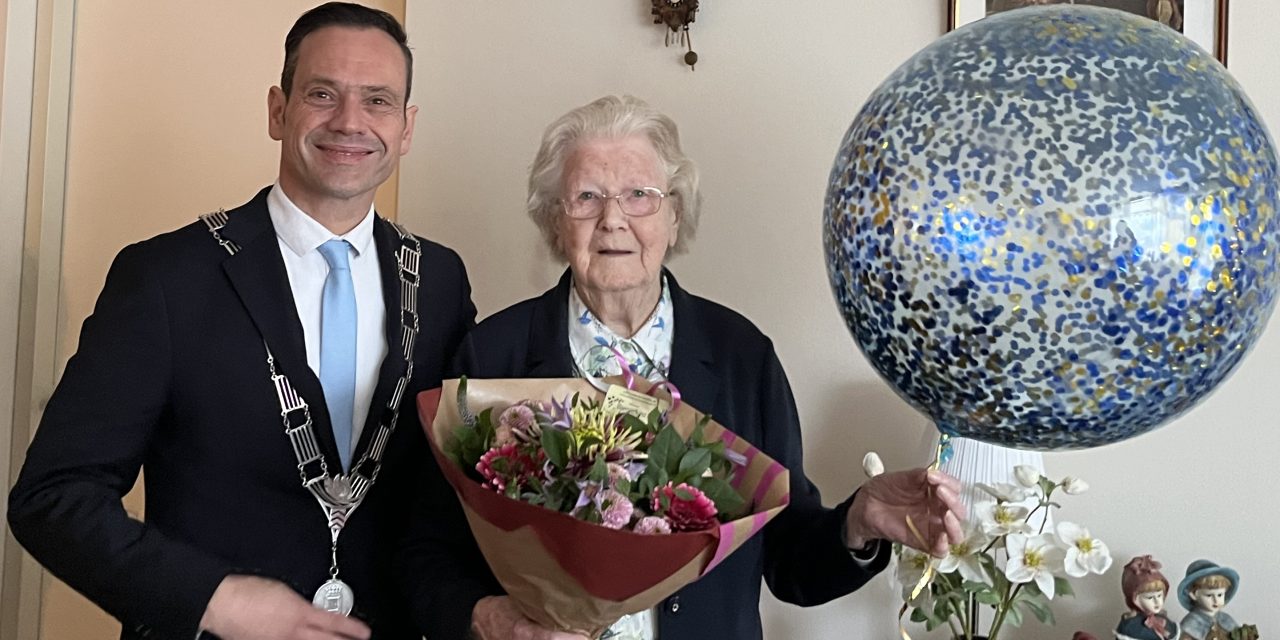 Mevrouw van Tamelen 102 geworden, ontvangt de burgemeester op verjaardag