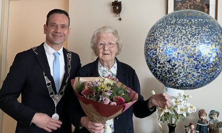 Mevrouw van Tamelen 102 geworden, ontvangt de burgemeester op verjaardag