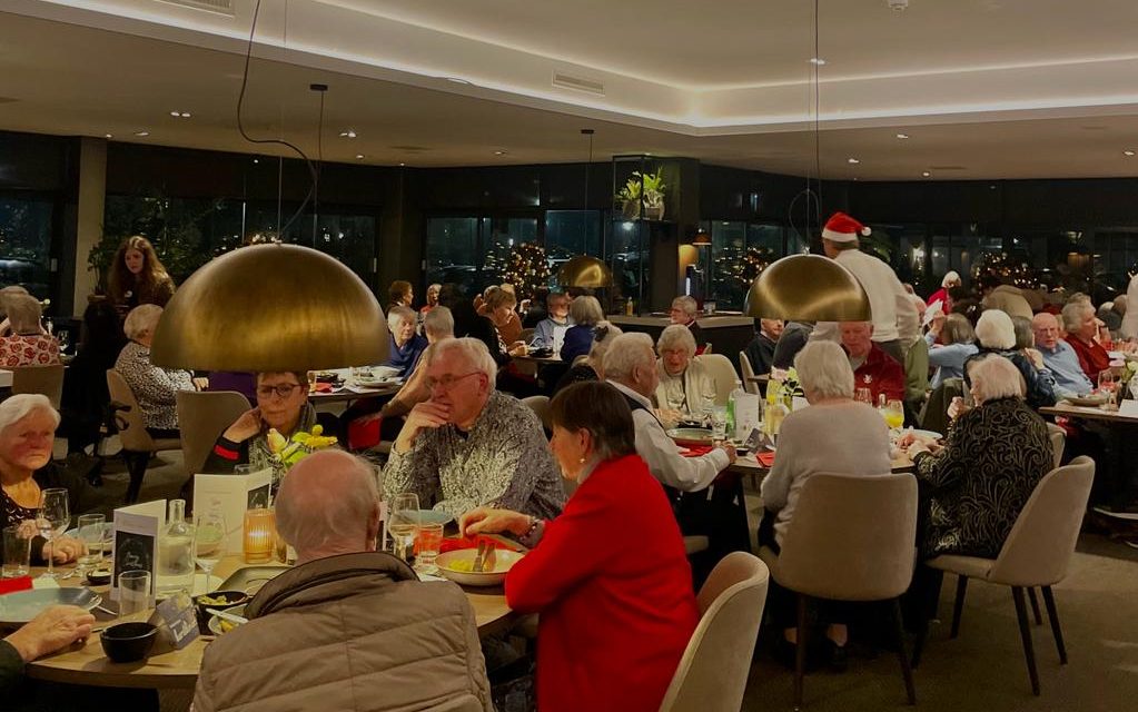 Ouderen leggen contact op kerstdiner in Hotel Van der Valk