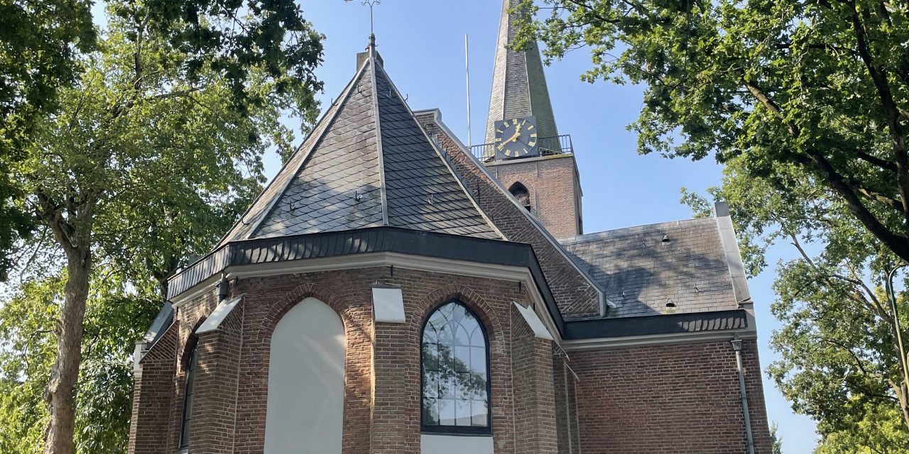 Jong en oud gaan samen naar de kerk