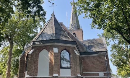 Jong en oud gaan samen naar de kerk