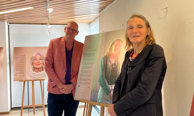 Bewogen opening van fototentoonstelling over intersekse personen in De Bilt