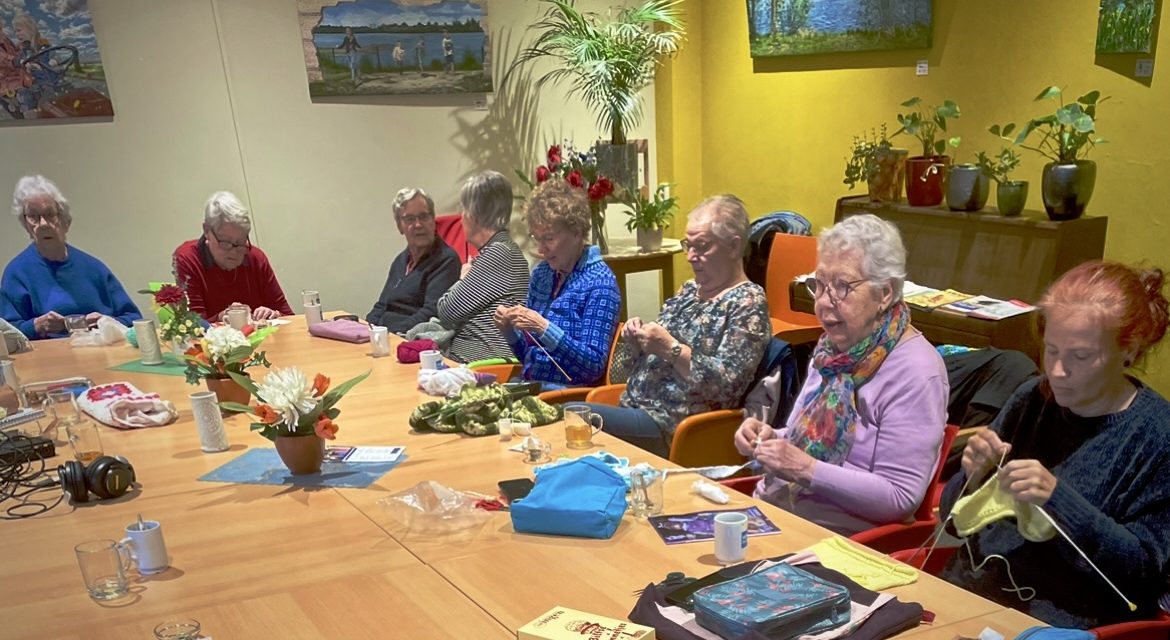 Bijeenkomsten tegen eenzaamheid in De Bilt: Breiclub zorgt voor vriendschap en creativiteit met koffie