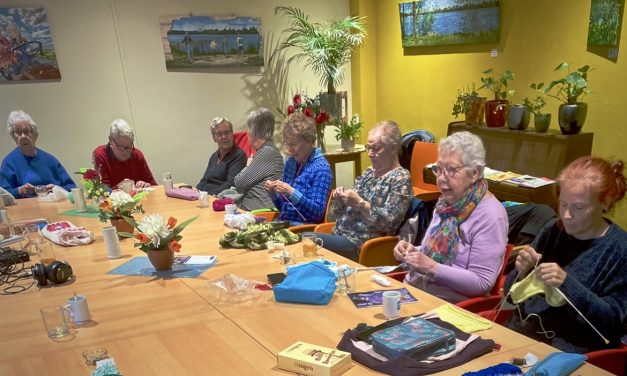 Bijeenkomsten tegen eenzaamheid in De Bilt: Breiclub zorgt voor vriendschap en creativiteit met koffie