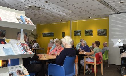 Kaarten, kletsen en chocolademelk: Klaverjassen brengt ouderen samen