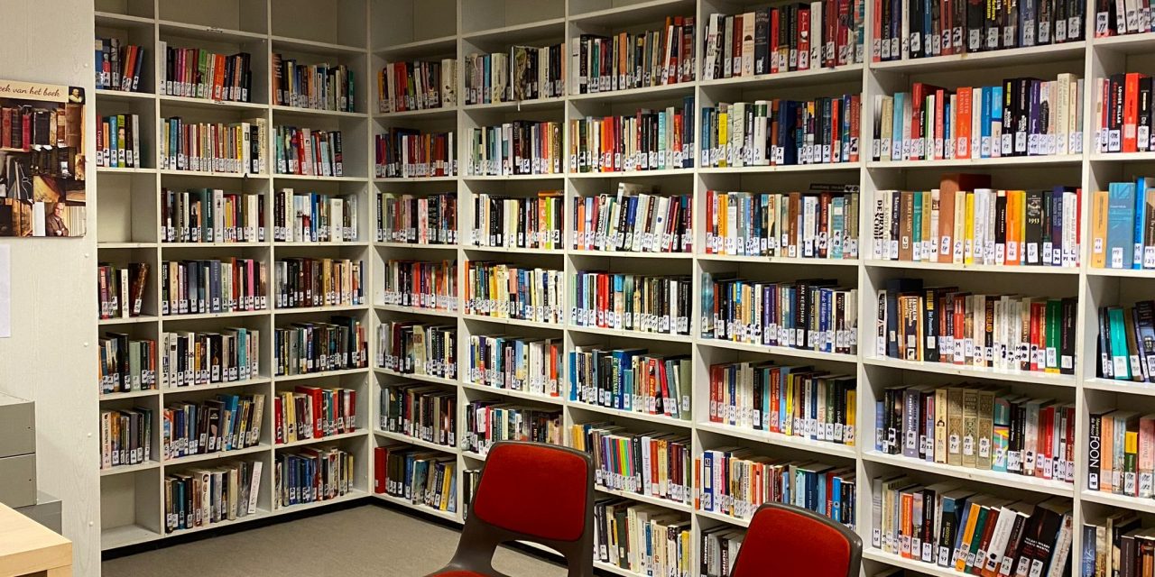 Boekenmarkt in verzorgingstehuis Het Oosten zorgt voor nieuwe boeken voor de bibliotheek