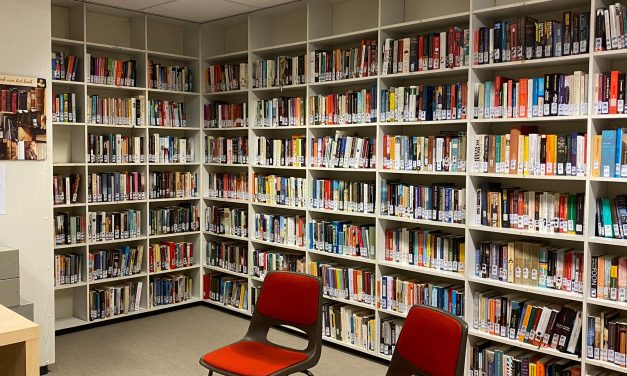 Boekenmarkt in verzorgingstehuis Het Oosten zorgt voor nieuwe boeken voor de bibliotheek