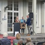 Beweging GvhK en de kinderburgermeester van gemeente De Bilt overhandigen de toekomststoel aan de wethouder