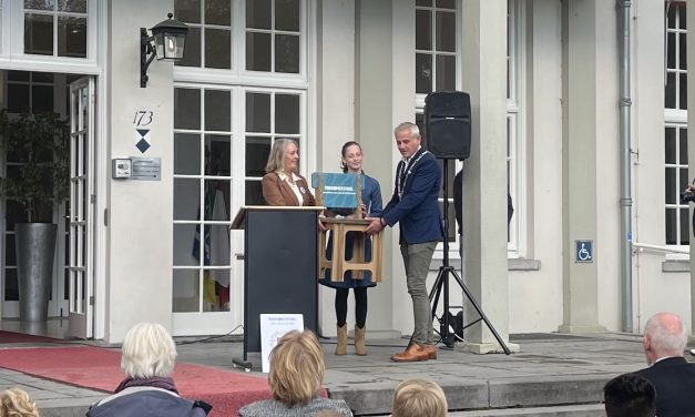 Beweging GvhK en de kinderburgermeester van gemeente De Bilt overhandigen de toekomststoel aan de wethouder