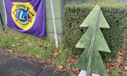 Lions verkopen vol trots kerstbomen voor het goede doel