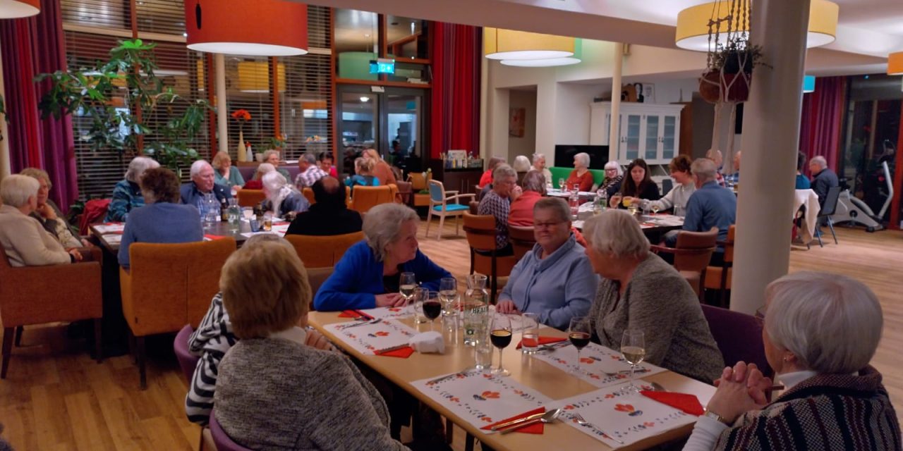 Vrijwilligers verwennen ouderen met winterdiner