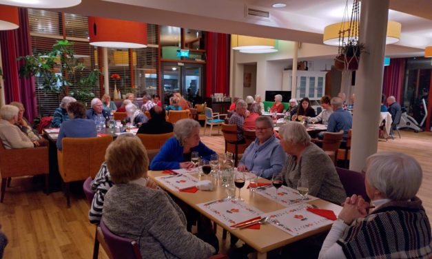 Vrijwilligers verwennen ouderen met winterdiner