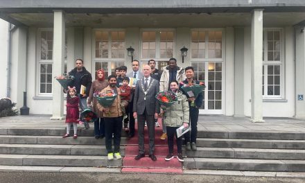 Blije gezichten bij de naturalisatieceremonie in Bilthoven