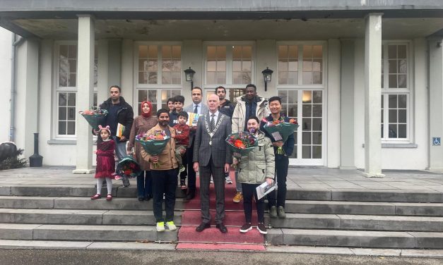 Blije gezichten bij de naturalisatieceremonie in Bilthoven