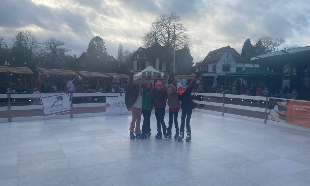 De schaatsbaan op Vinkenplein trekt veel kinderen aan