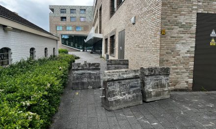 Plaatsing van betonblokken bij het Lichtruim in De Bilt roept vragen op