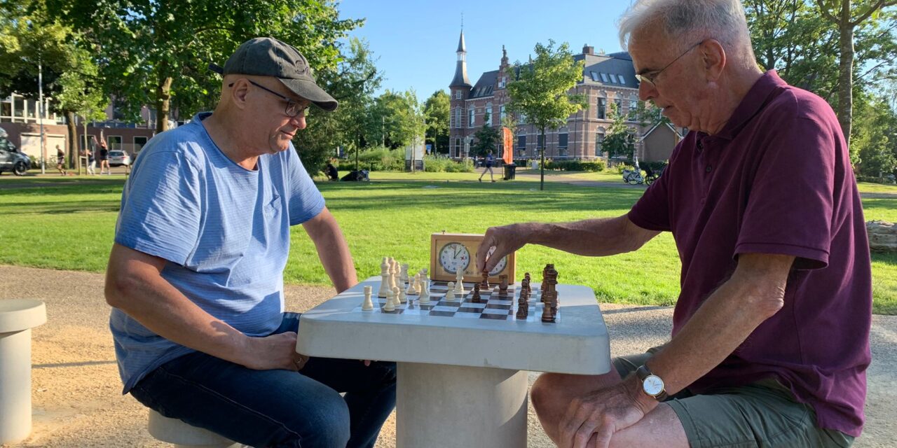 Mark Pieterse, secretaris van Schaakclub Woerden (links) en Jan Bulk bespelen het spel op de gloednieuwe schaaktafel in het Westdampark. Foto: Bink Doderer