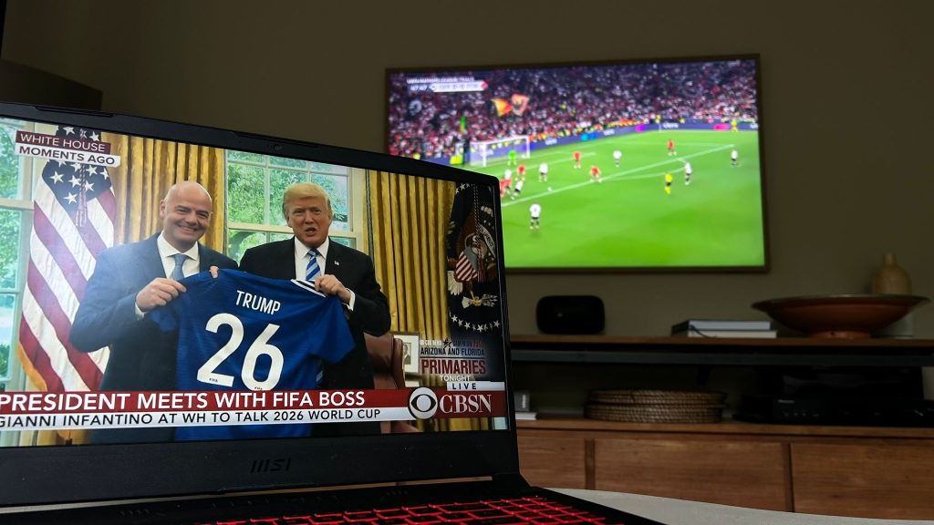 Donald Trump (rechts) op de foto met FIFA-president Gianni Infantino in het Witte Huis