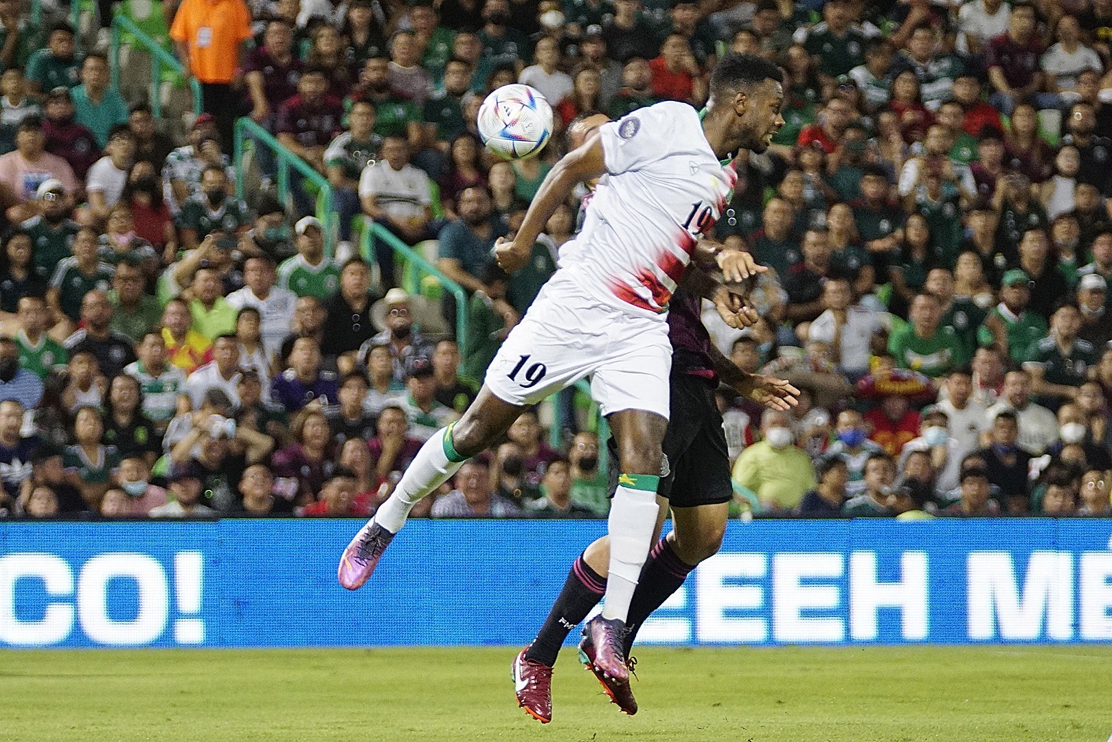 Geboren in Rotterdam, nu speler van het Surinaamse voetbalelftal: Shaquille Pinas in actie tijdens het Gold Cup-duel tegen Mexico.