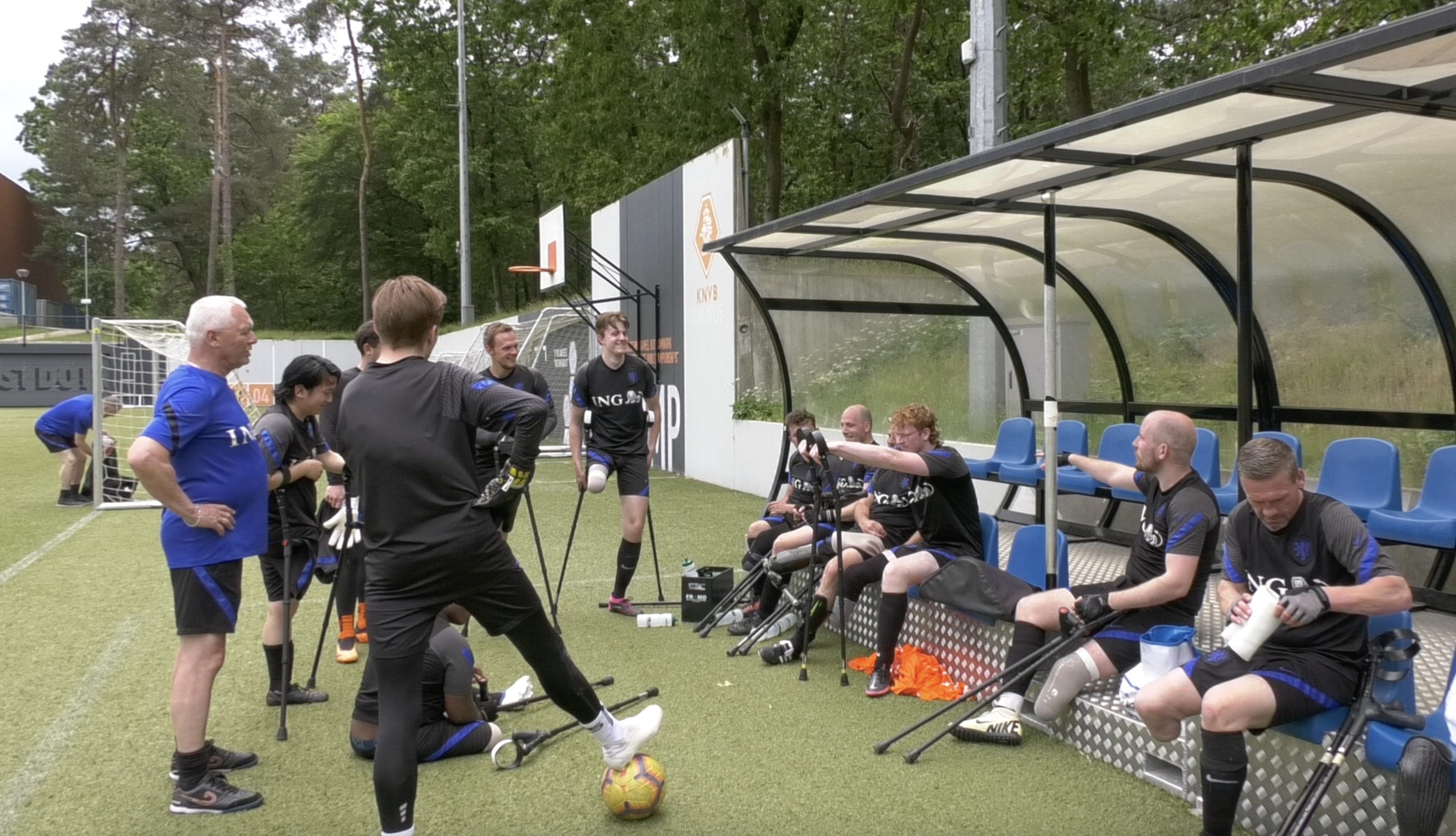 Adri van Ingen in het blauw, met zijn spelers op de KNVB Campus in Zeist, voorafgaand aan het EK.