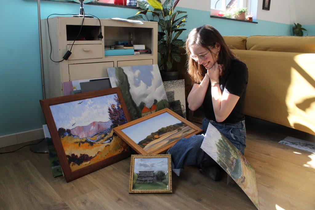 Bente ontwikkelt haar eigen schilderstijl: ‘Hoe zet je geloof op een canvas?’