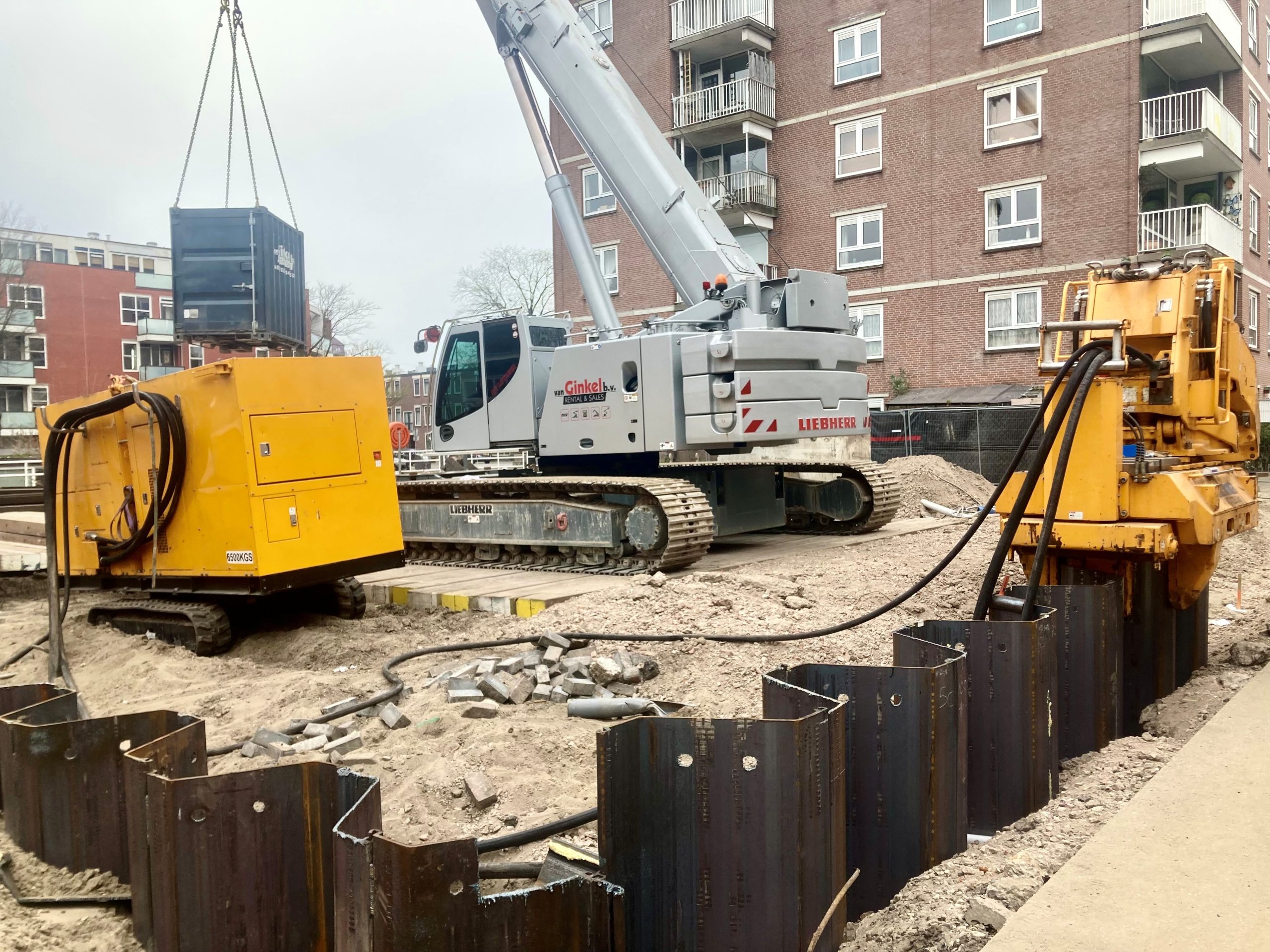 Werkzaamheden aan een warmte-installatie in Amsterdam.