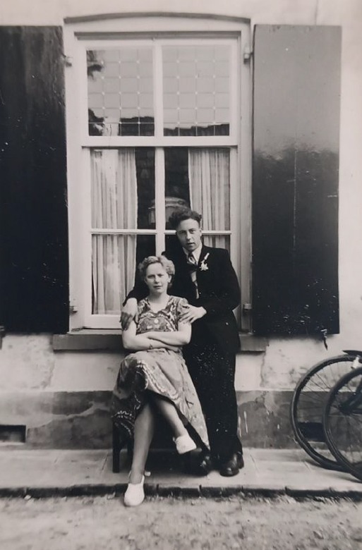 Tonnie Pannekoek en haar vriend, later man Gerrit Nieuwland bij het ouderlijk huis van Gerrit in Brummen. (ca. 1952) Bron: persoonlijk archief Dick Nieuwland